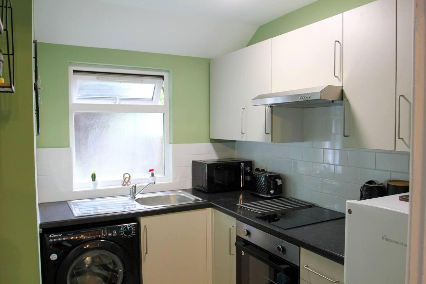 Studio-Sleeps 4-10 Min H Potter-17 Min London Watford  Exterior photo