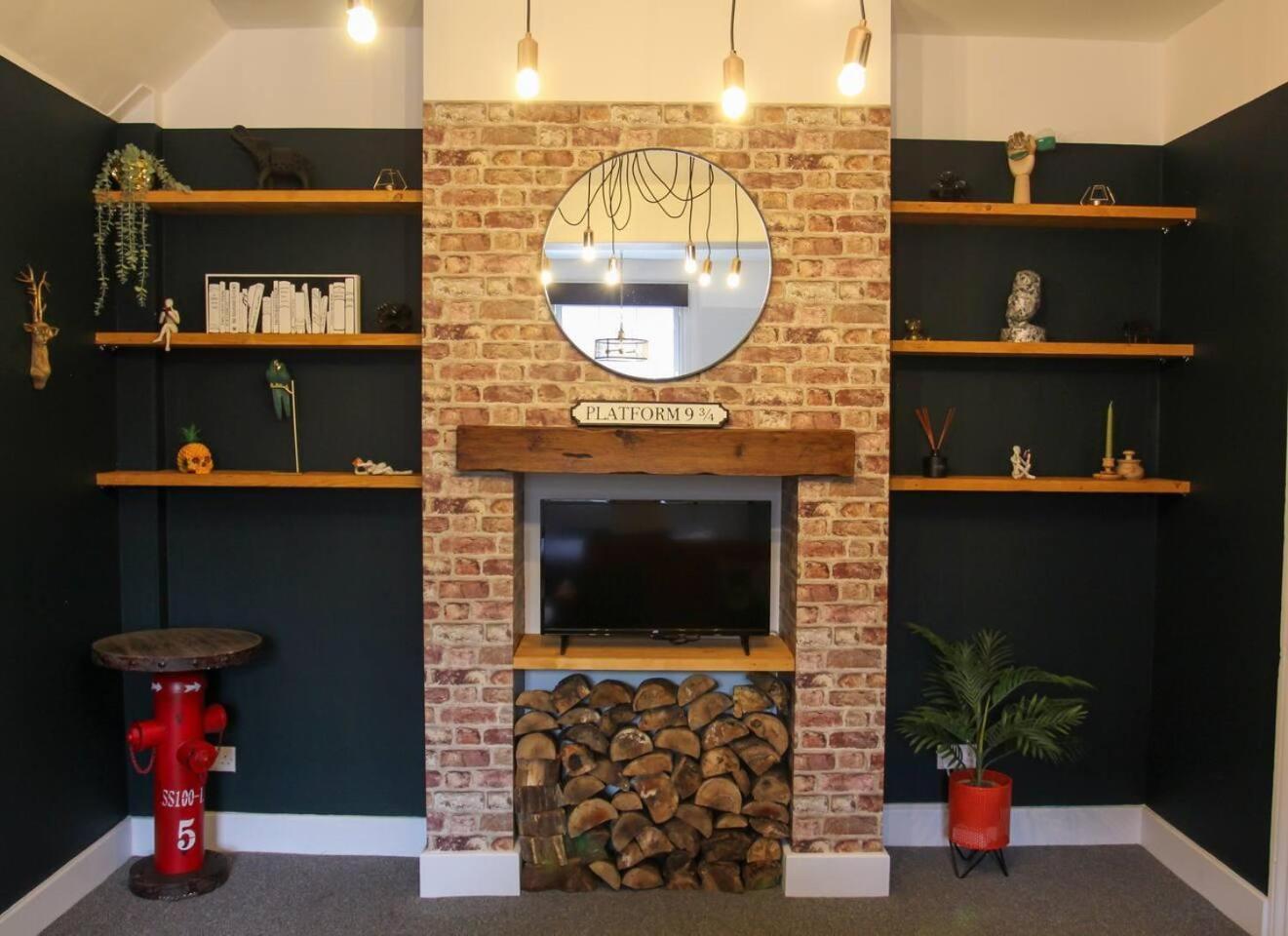 Studio-Sleeps 4-10 Min H Potter-17 Min London Watford  Exterior photo